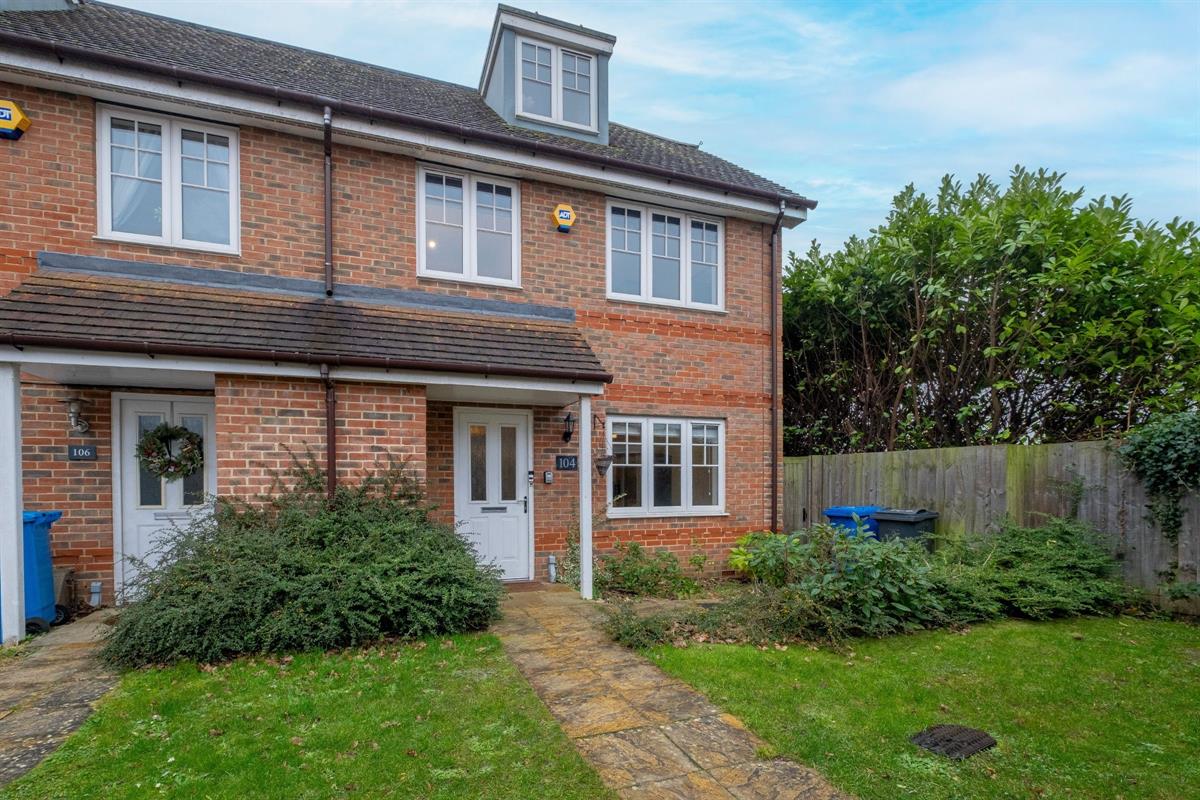 4 bed Semi Detached for rent in Maidenhead. From Round Box Estates Ltd