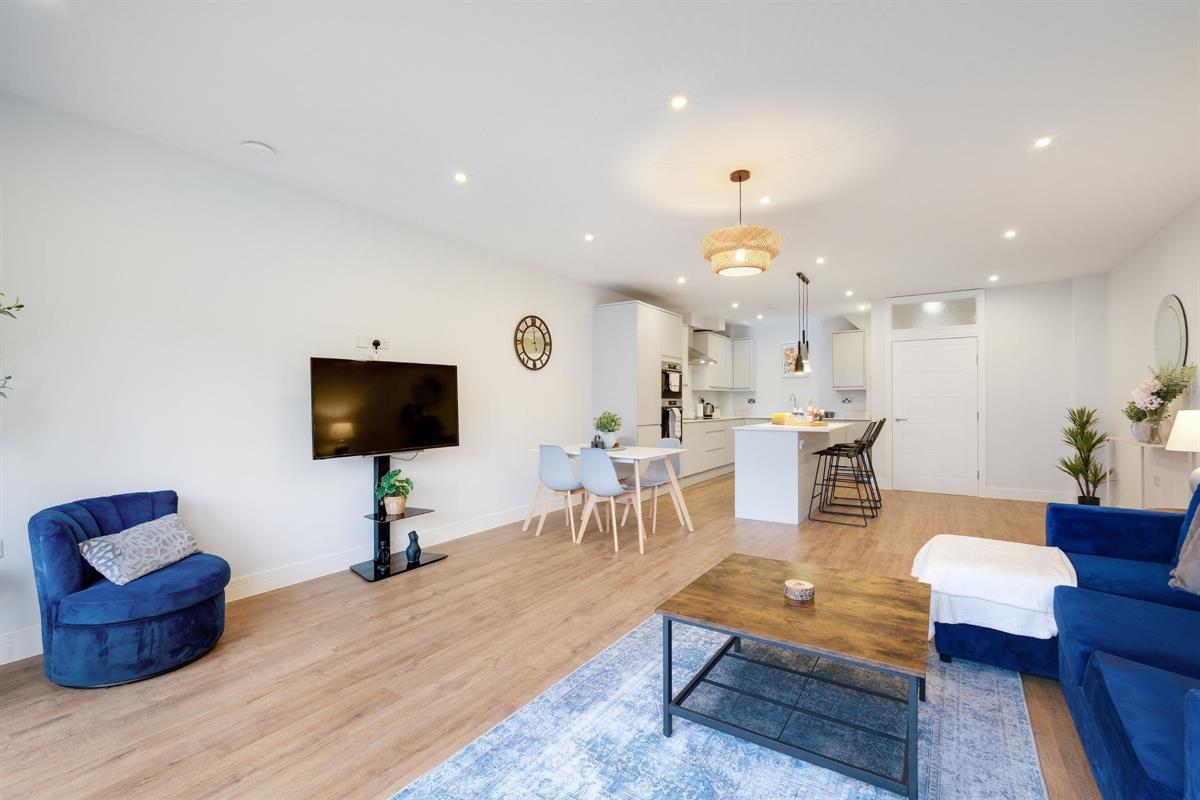 5 bed Mid Terraced House for rent in Purley. From Round Box Estates Ltd