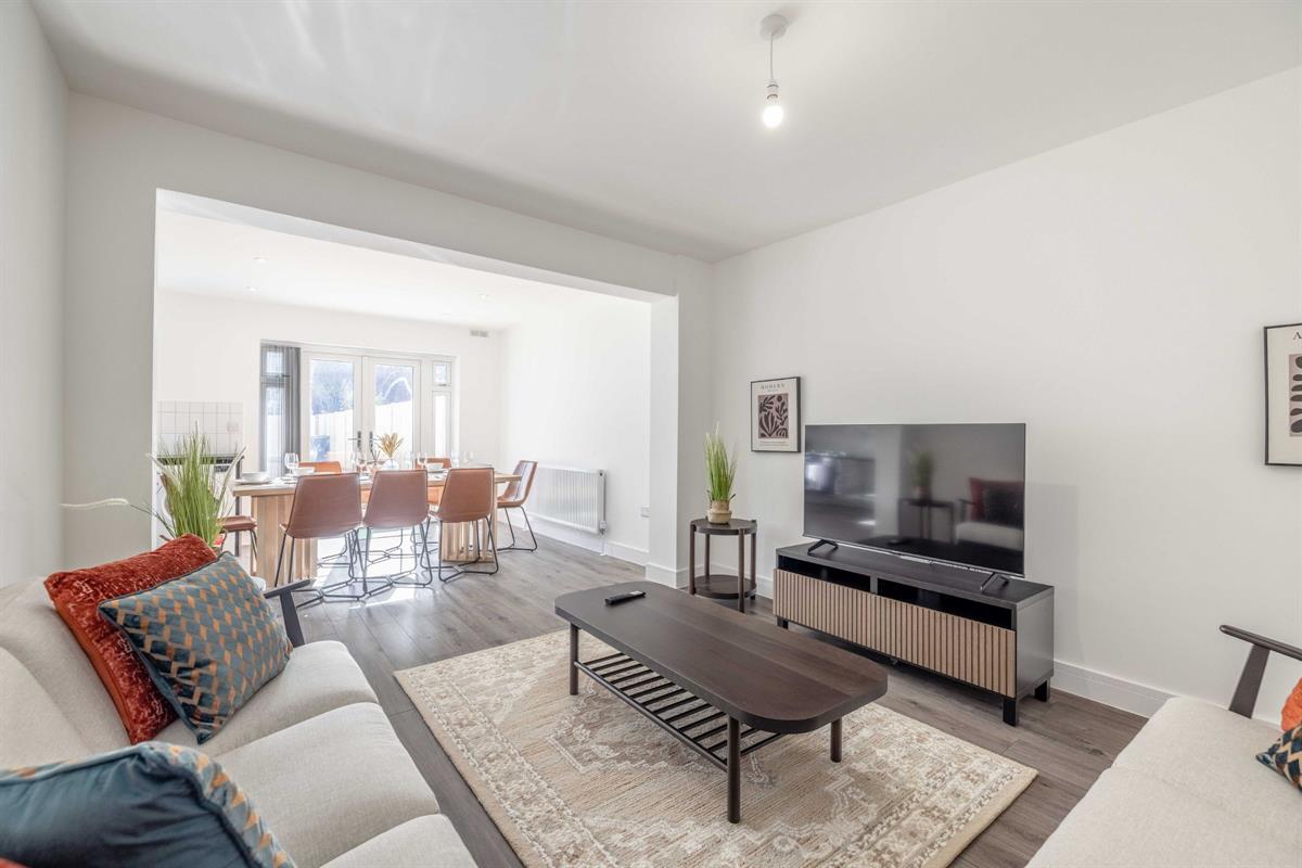 4 bed Semi Detached for rent in Slough. From Round Box Estates Ltd