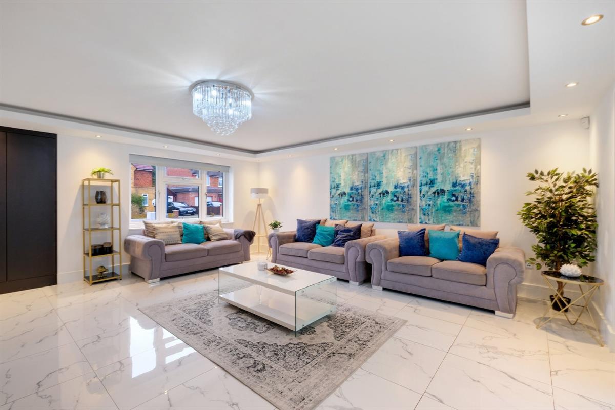 5 bed Detached for rent in Windsor. From Round Box Estates Ltd