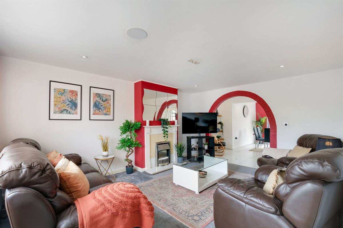 5 bed Semi Detached for rent in Slough. From Round Box Estates Ltd
