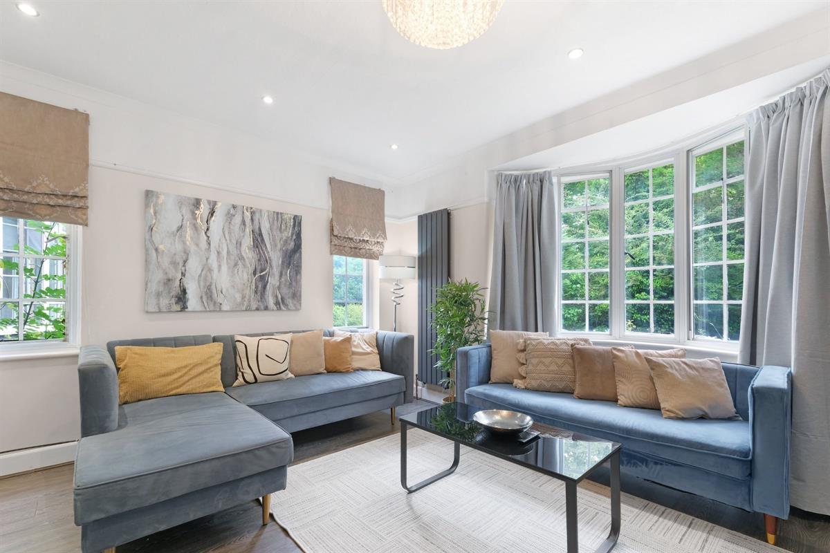 5 bed Detached for rent in High Wycombe. From Round Box Estates Ltd