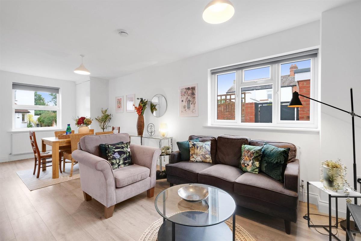 4 bed Mid Terraced House for rent in Borehamwood. From Round Box Estates Ltd