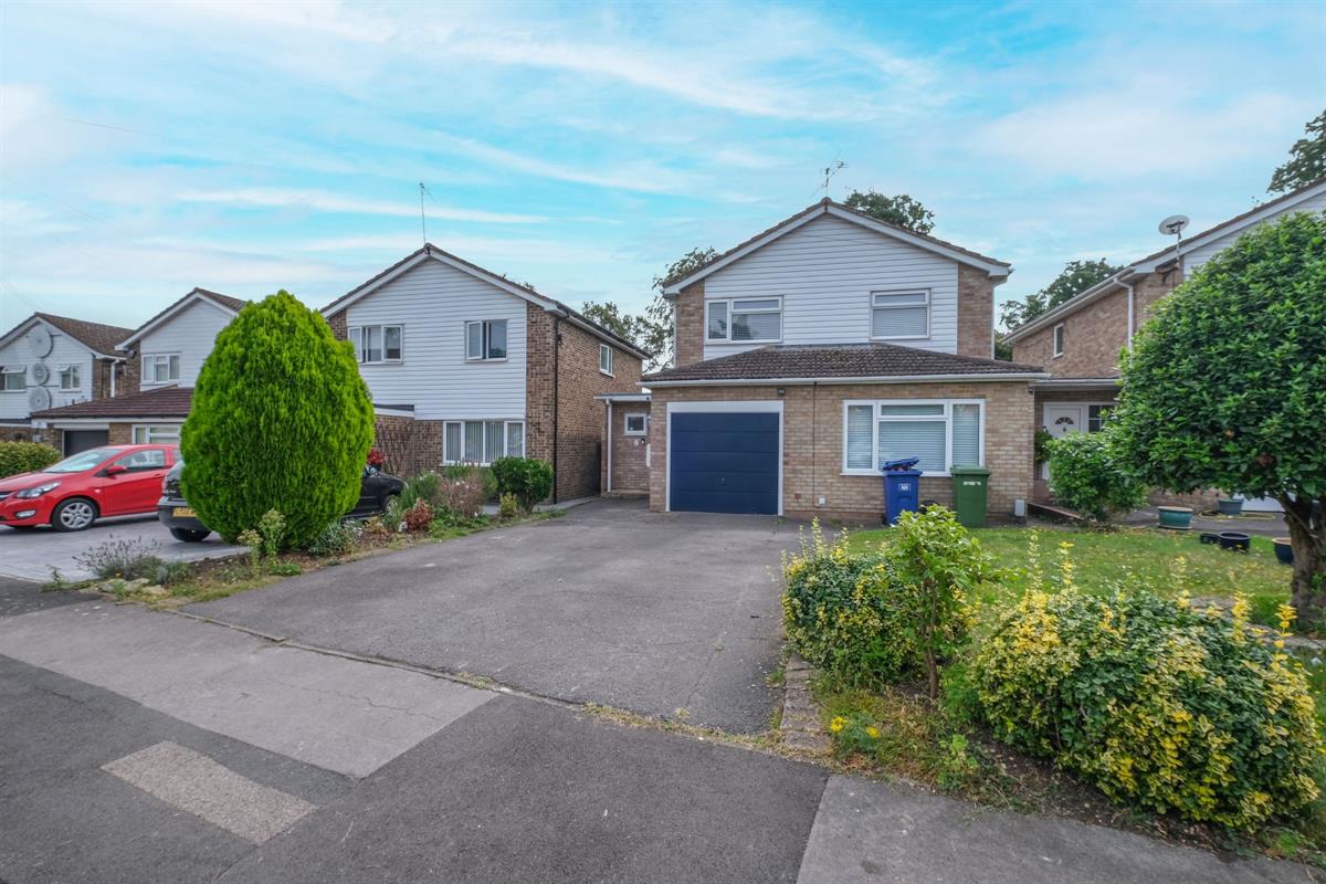 5 bed Detached for rent in Sandhurst. From Round Box Estates Ltd