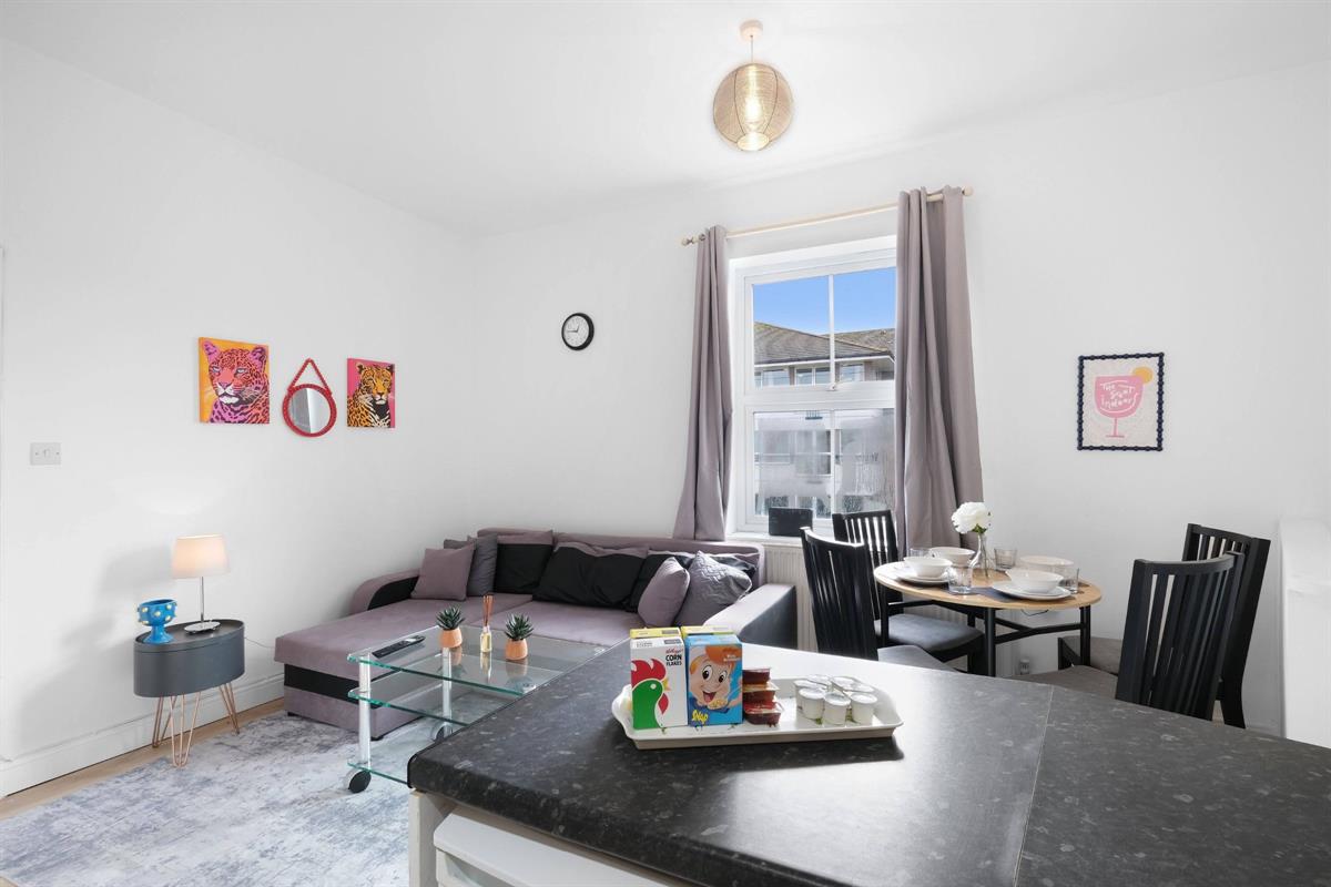 2 bed Apartment for rent in Windsor. From Round Box Estates Ltd