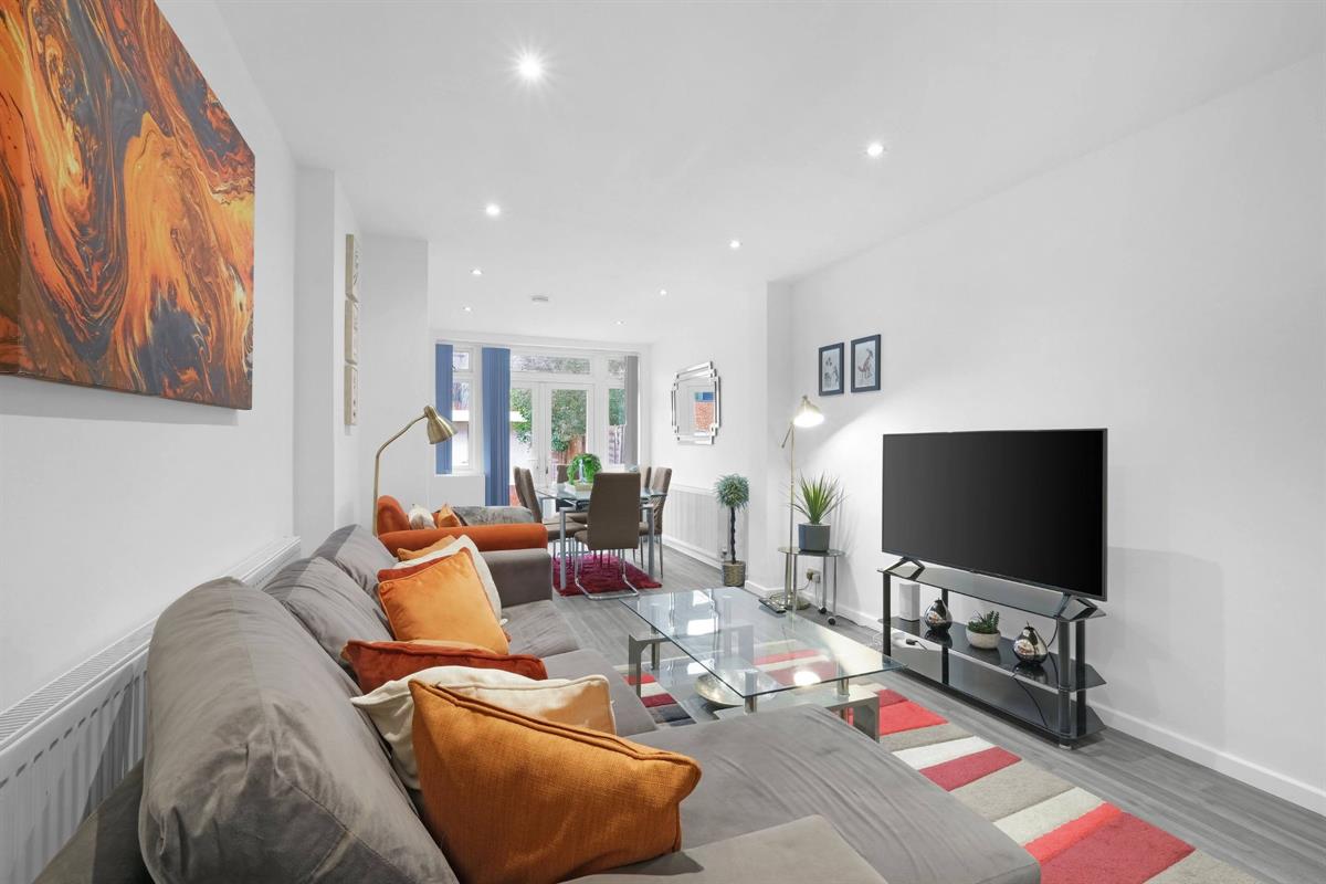 5 bed Detached for rent in Surrey. From Round Box Estates Ltd