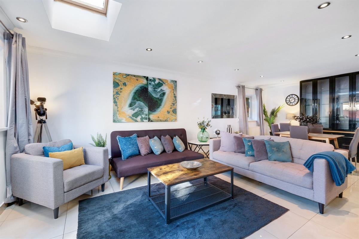 3 bed Detached for rent in Ubxbridge. From Round Box Estates Ltd