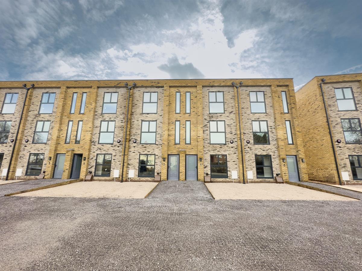 4 bed Mid Terraced House for rent in Slough. From Round Box Estates Ltd