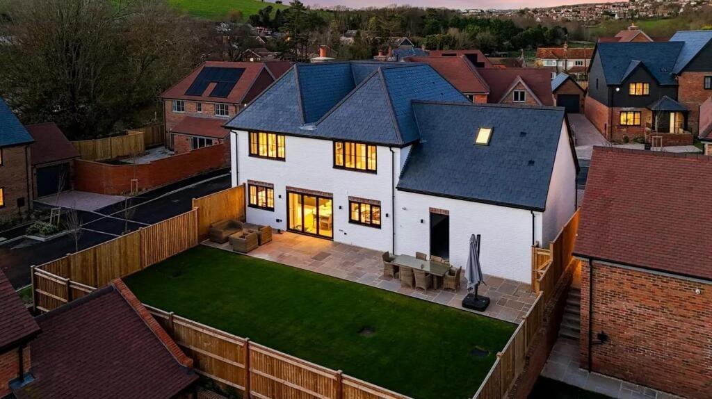 4 bed Detached for rent in Rottingdean. From Clarity Property Management 4 bed Detached for rent in Rottingdean. From Clarity Property Management