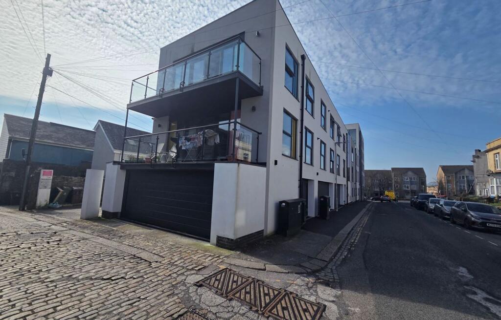 2 bed 1st Floor Flat for rent in . From Atwell Martin - Plymouth