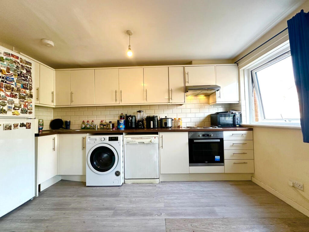 5 bed Mid Terraced House for rent in Poplar. From Residential Links - London