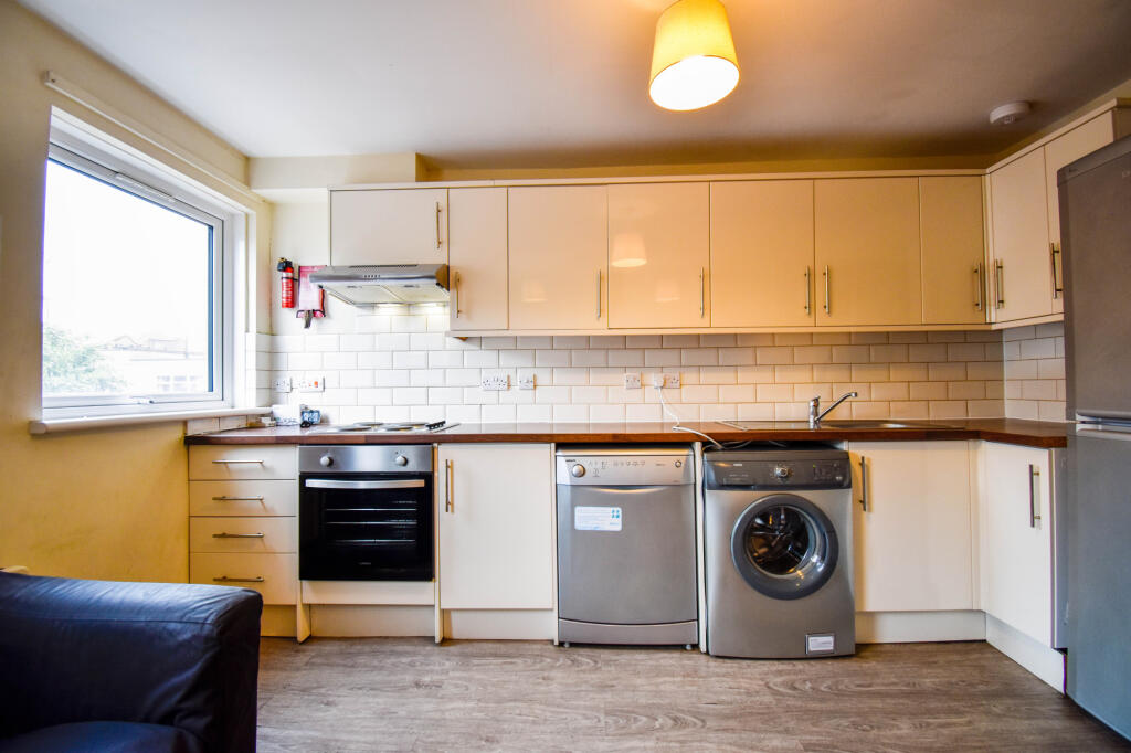 5 bed Mid Terraced House for rent in Poplar. From Residential Links - London