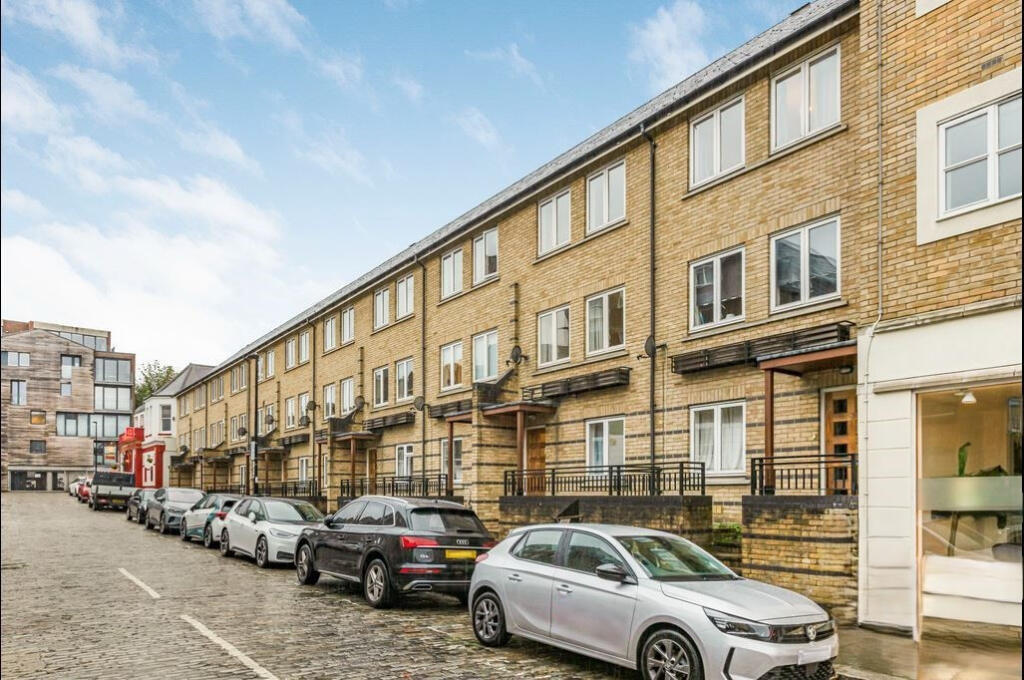 5 bed Mid Terraced House for rent in Poplar. From Residential Links - London