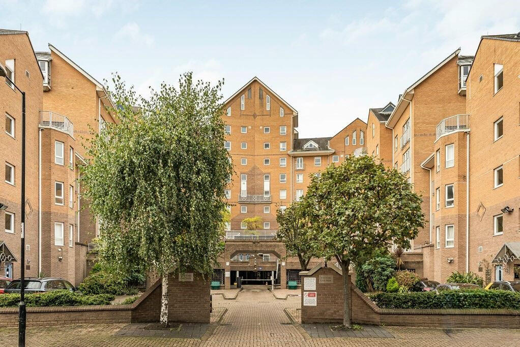 5 bed Mid Terraced House for rent in Poplar. From Residential Links - London