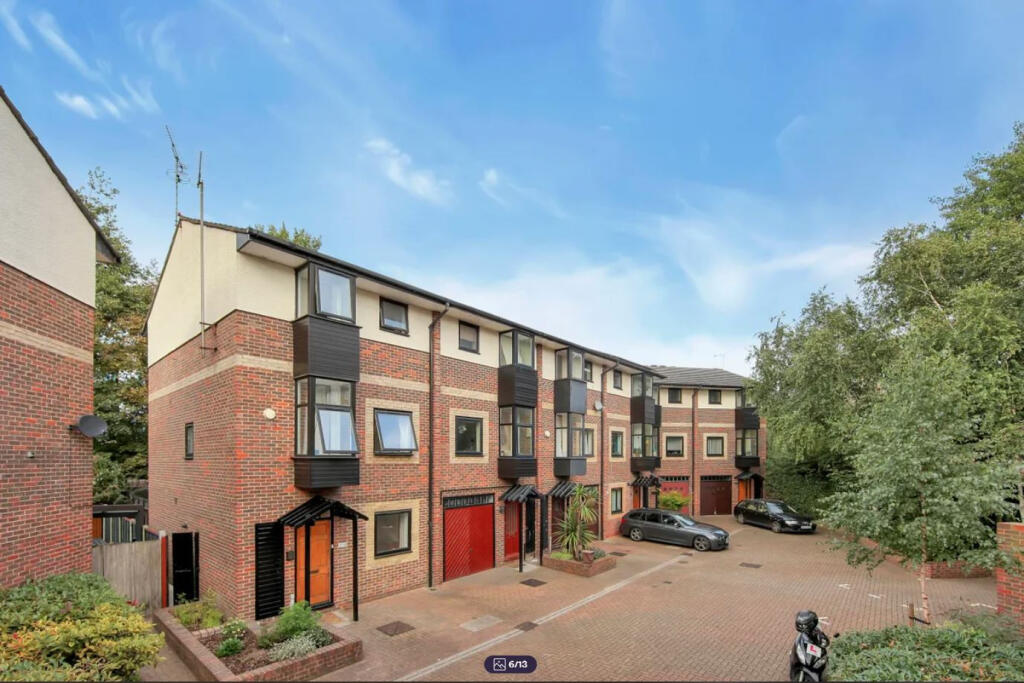 5 bed Mid Terraced House for rent in Poplar. From Residential Links - London