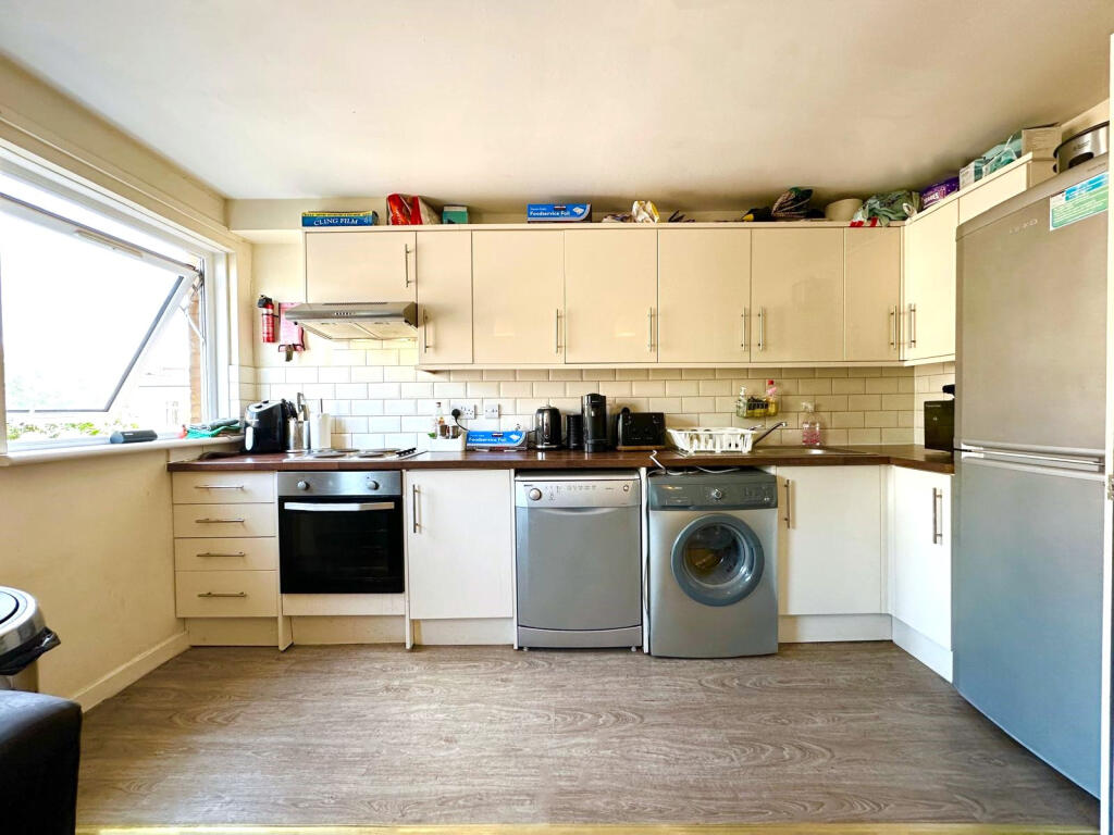 5 bed Mid Terraced House for rent in Poplar. From Residential Links - London