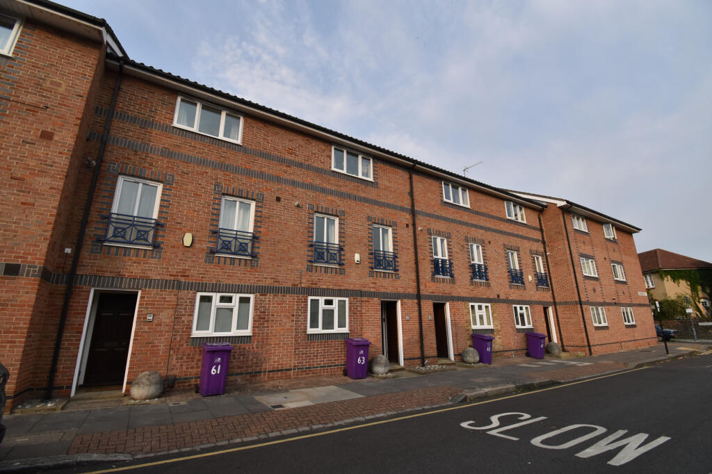 5 bed Mid Terraced House for rent in Poplar. From Residential Links - London