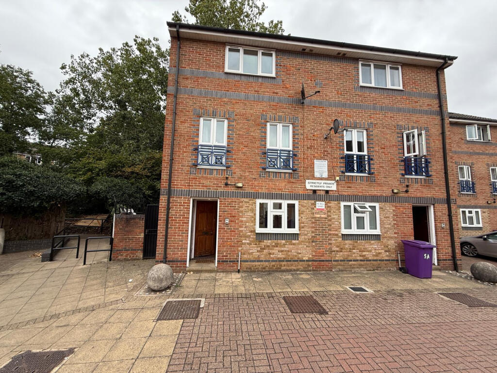 6 bed Mid Terraced House for rent in Poplar. From Residential Links - London