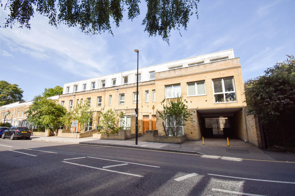3 bed Mid Terraced House for rent in Poplar. From Residential Links - London
