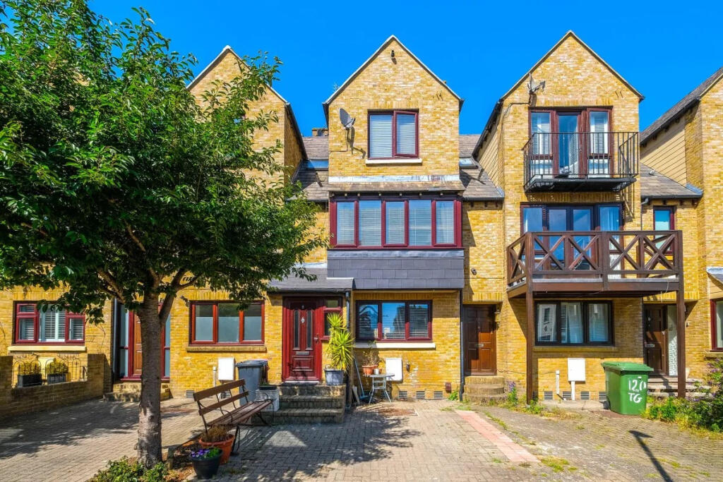 5 bed Mid Terraced House for rent in Poplar. From Residential Links - London