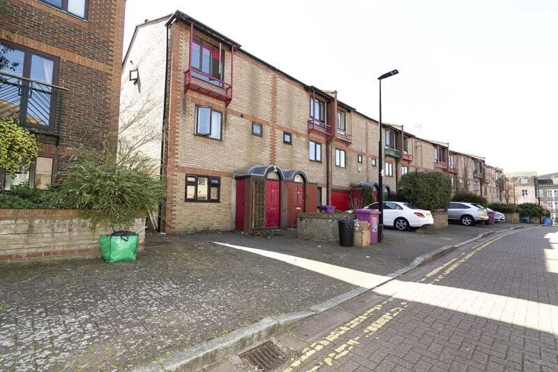 5 bed Mid Terraced House for rent in Poplar. From Residential Links - London