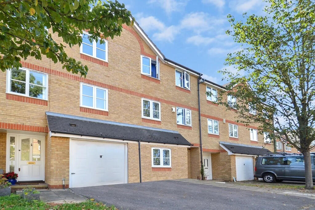 5 bed Mid Terraced House for rent in Poplar. From Residential Links - London