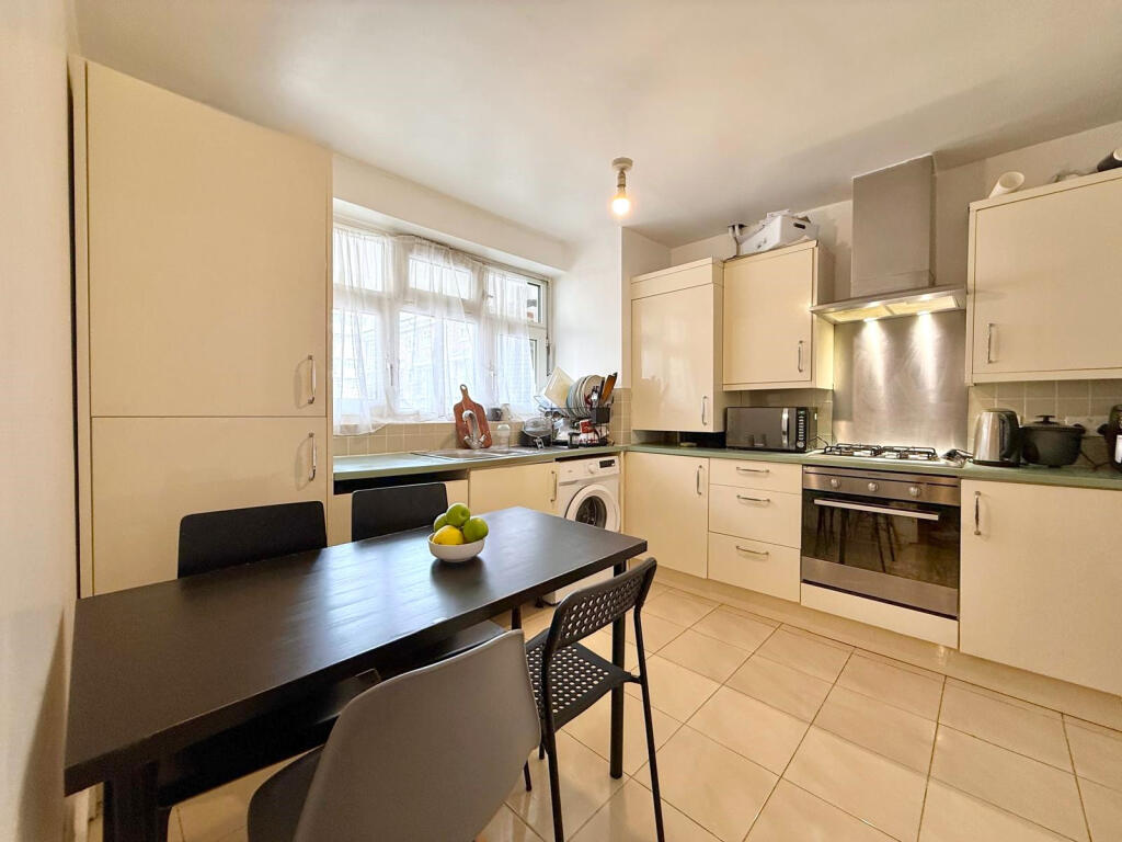 3 bed 1st Floor Flat for rent in Stepney. From Residential Links - London