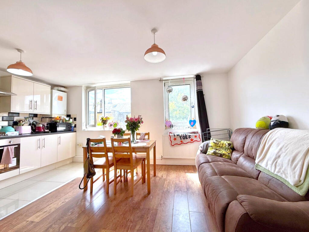 4 bed Apartment for rent in Poplar. From Residential Links - London 4 bed Apartment for rent in Poplar. From Residential Links - London
