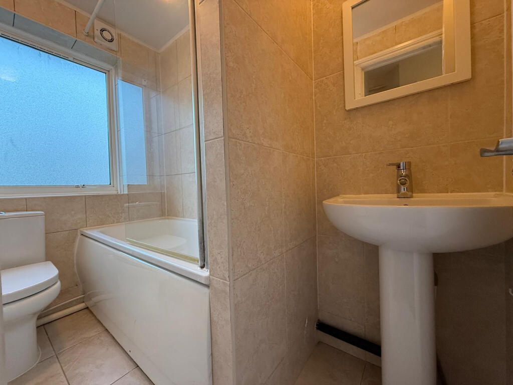4 bed 1st Floor Flat for rent in Camberwell. From Residential Links - London