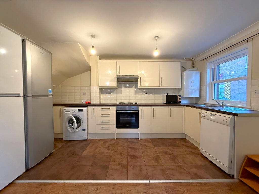 5 bed Mid Terraced House for rent in Poplar. From Residential Links - London