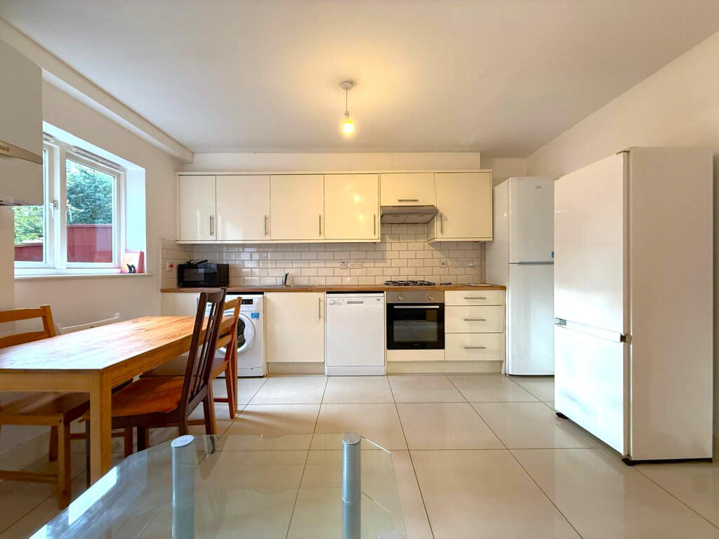 5 bed Mid Terraced House for rent in Poplar. From Residential Links - London 5 bed Mid Terraced House for rent in Poplar. From Residential Links - London