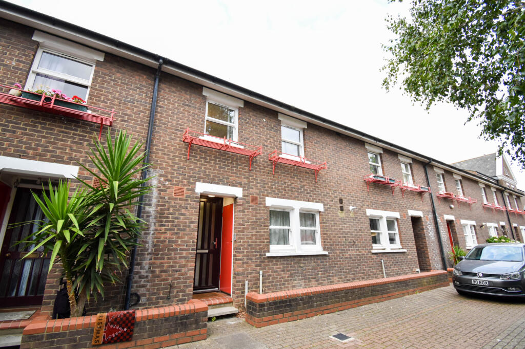 5 bed Mid Terraced House for rent in Poplar. From Residential Links - London 5 bed Mid Terraced House for rent in Poplar. From Residential Links - London