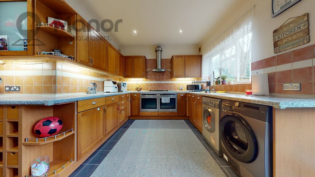 4 bed Mid Terraced House for rent in Romford. From Manor Estate Agent