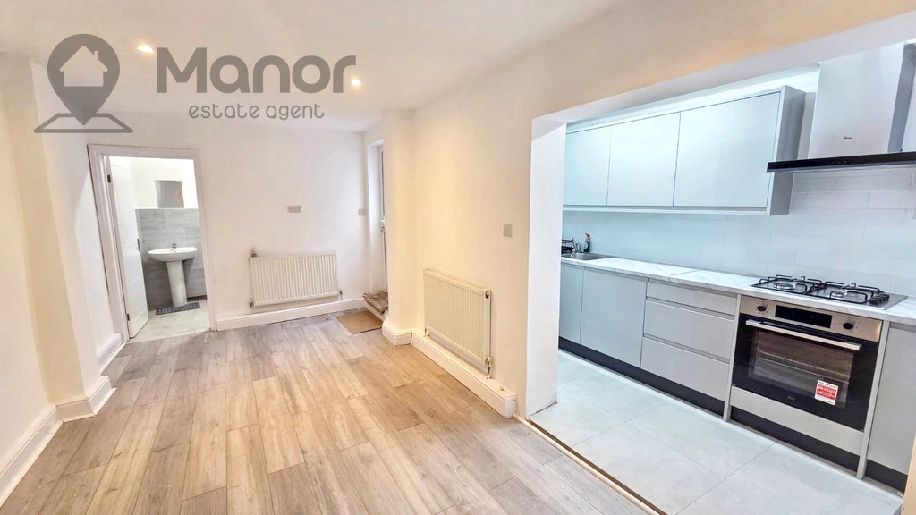 2 bed 1st Floor Flat for rent in London. From Manor Estate Agent