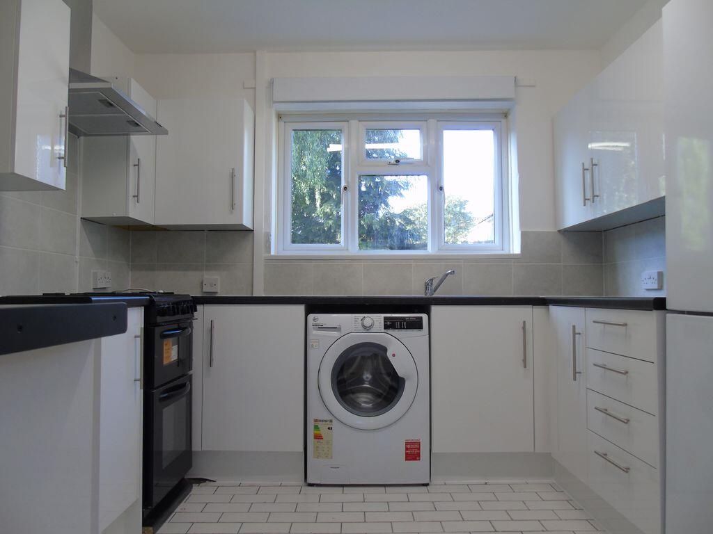 3 bed 1st Floor Flat for rent in Oxford. From Chesterton Yeates - Cowley