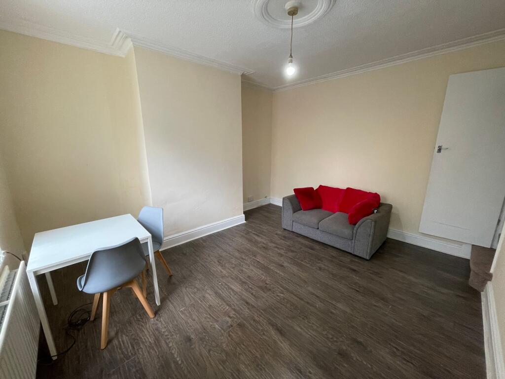 2 bed Mid Terraced House for rent in Leeds. From Cityred Properties - Leeds