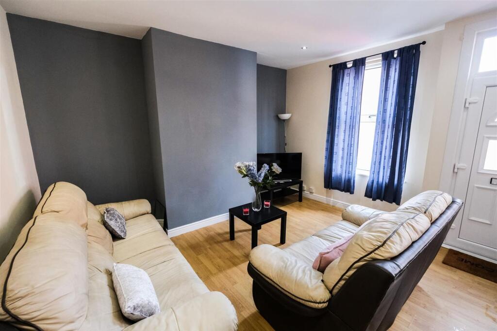 3 bed Mid Terraced House for rent in Leeds. From Cityred Properties - Leeds