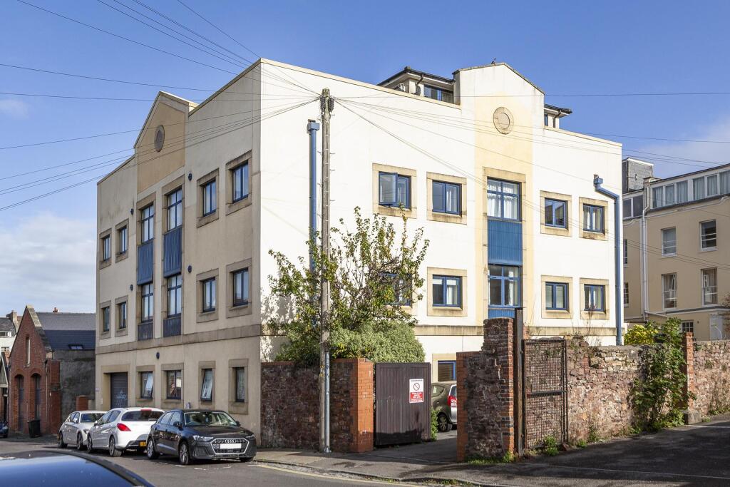 2 bed 1st Floor Flat for rent in Leigh Woods. From Sarah Kenny Residential Lettings - Bristol