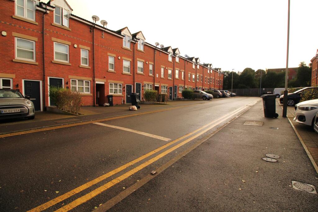 4 bed Detached for rent in Leicester. From Set To Let - Leicester