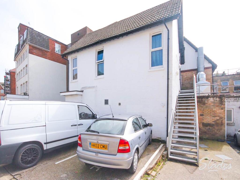 1 bed Apartment for rent in Bournemouth. From Slades Estate Agents - Southbourne 1 bed Apartment for rent in Bournemouth. From Slades Estate Agents - Southbourne