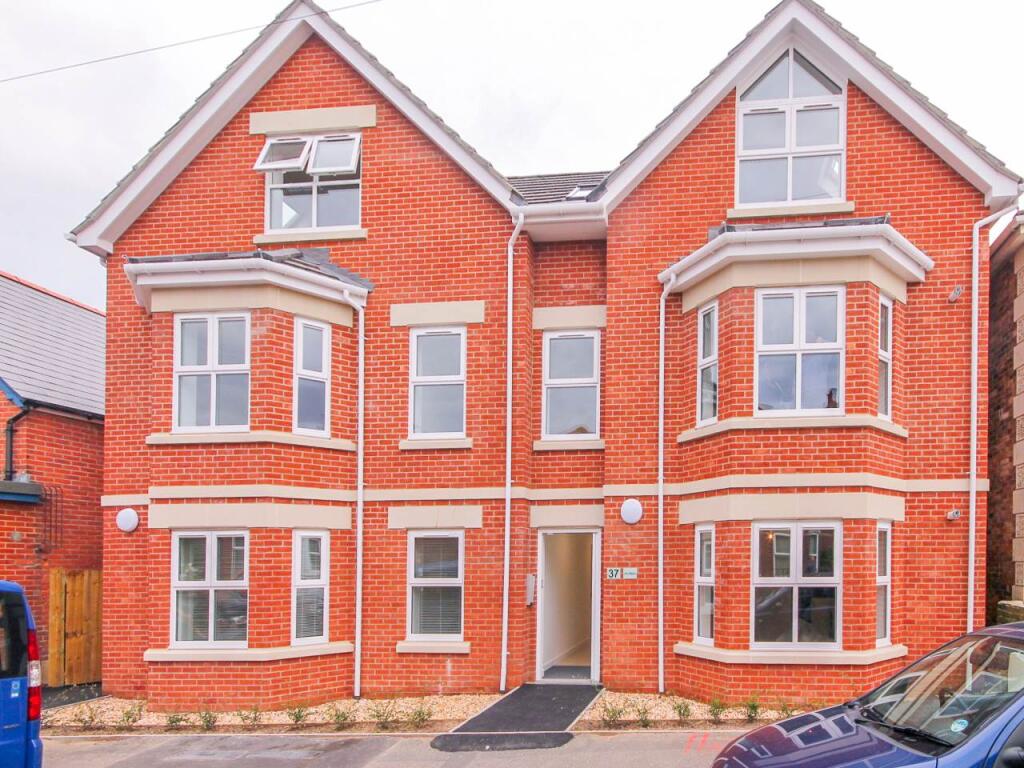1 bed Apartment for rent in Bournemouth. From Slades Estate Agents - Southbourne 1 bed Apartment for rent in Bournemouth. From Slades Estate Agents - Southbourne