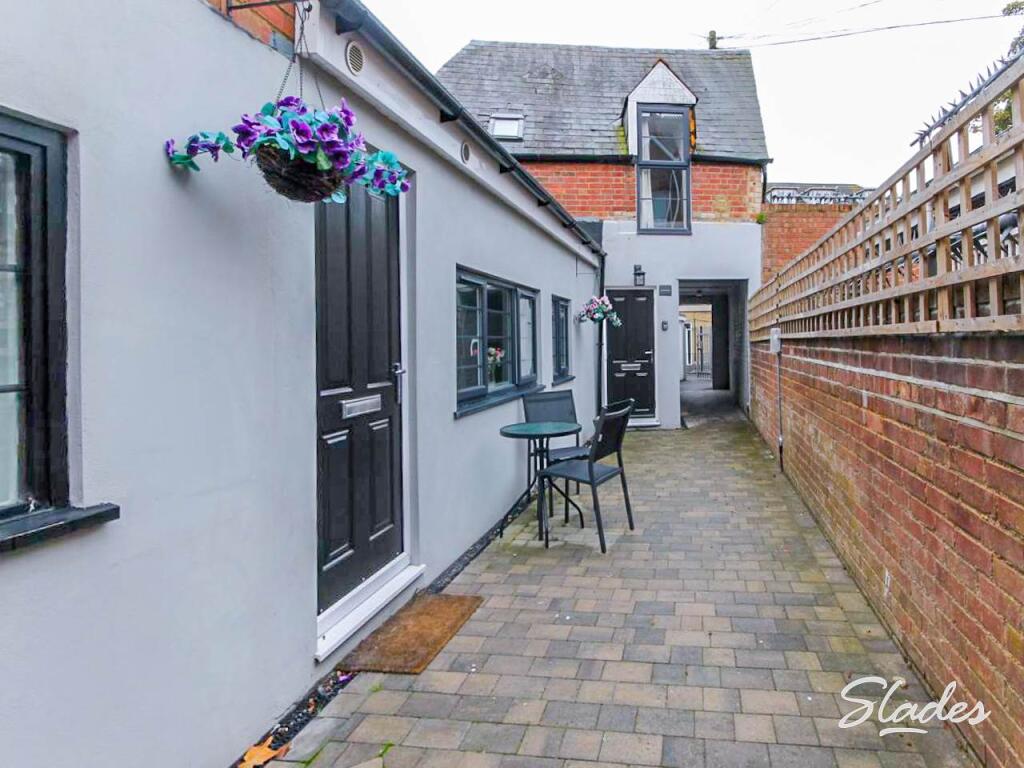 2 bed 1st Floor Flat for rent in Bournemouth. From Slades Estate Agents - Southbourne