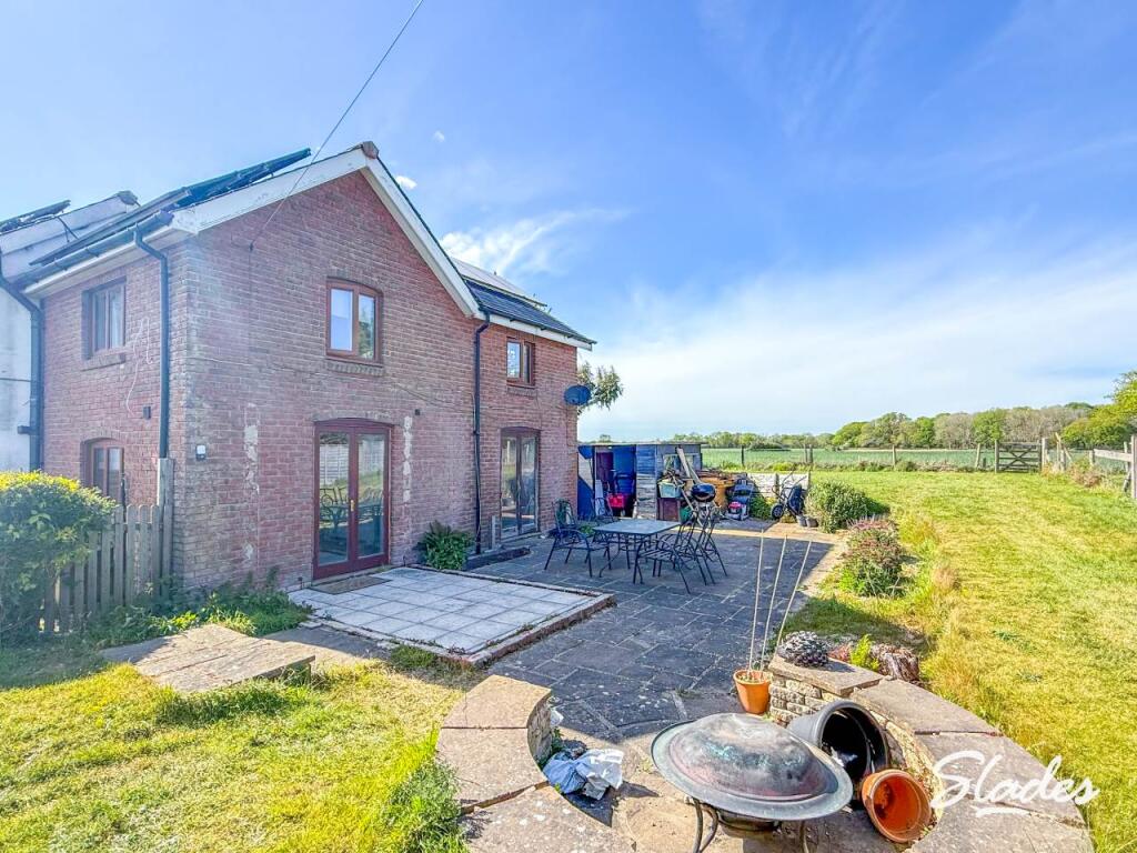 2 bed End of Terrace for rent in Neacroft. From Slades Estate Agents - Southbourne