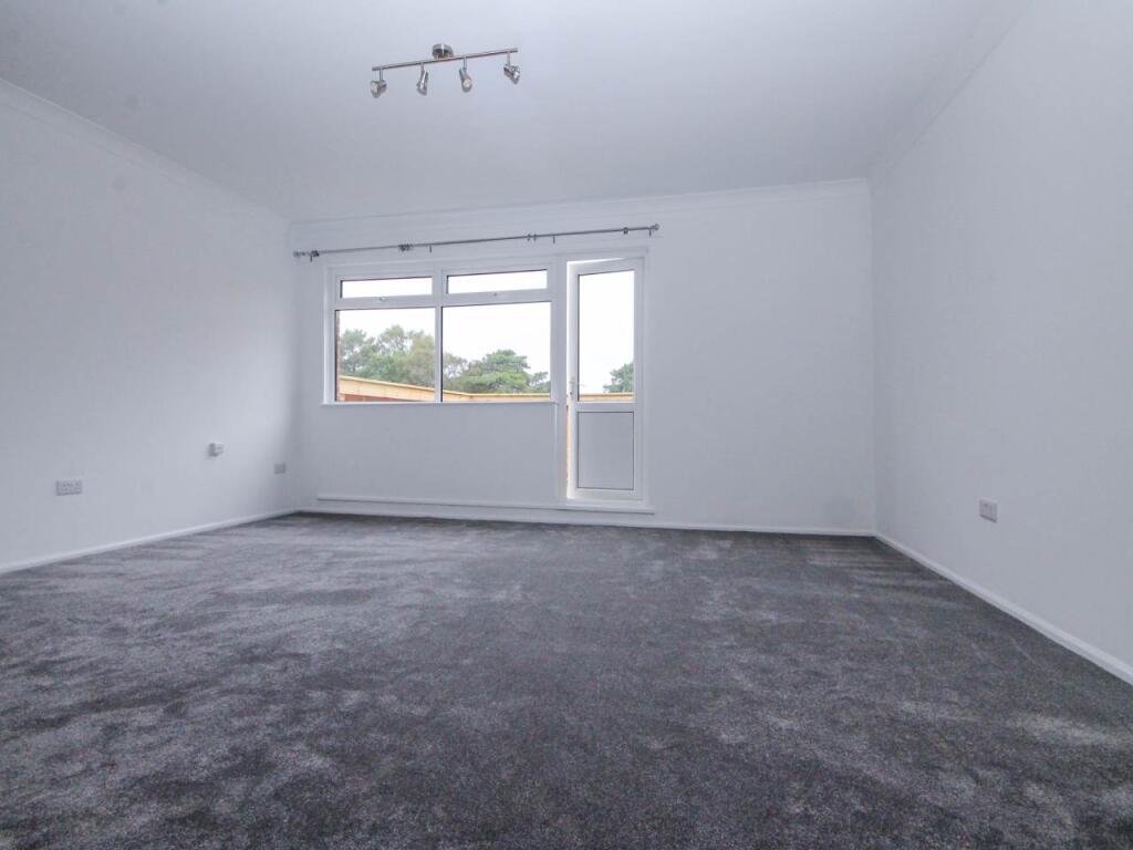 2 bed 1st Floor Flat for rent in Hurn. From Slades Estate Agents - Southbourne 2 bed 1st Floor Flat for rent in Hurn. From Slades Estate Agents - Southbourne