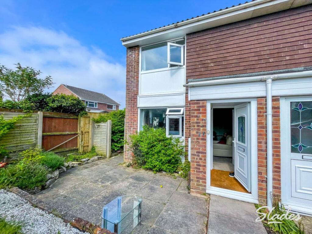 2 bed End of Terrace for rent in Hurn. From Slades Estate Agents - Southbourne 2 bed End of Terrace for rent in Hurn. From Slades Estate Agents - Southbourne