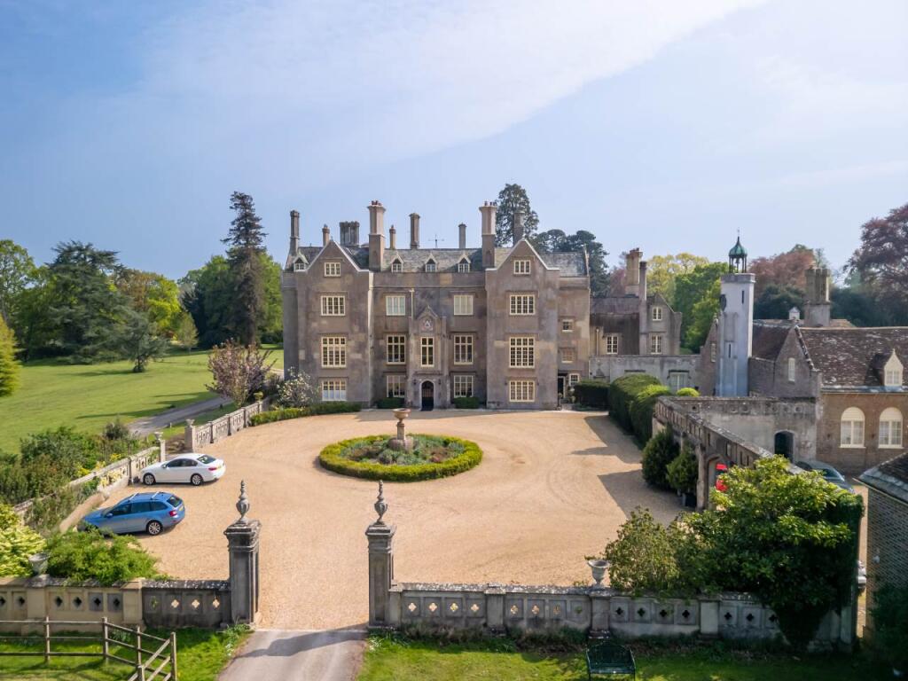 3 bed Apartment for rent in Hurn. From Slades Estate Agents - Southbourne 3 bed Apartment for rent in Hurn. From Slades Estate Agents - Southbourne