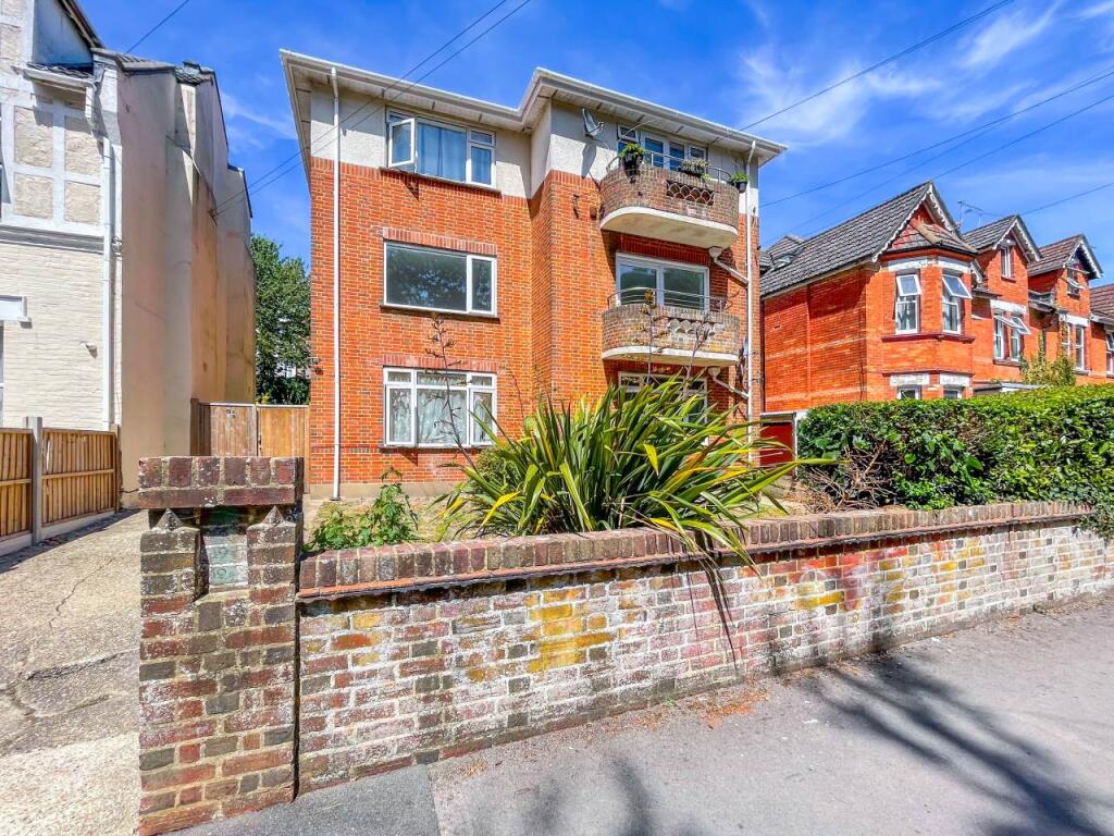 2 bed 1st Floor Flat for rent in Bournemouth. From Slades Estate Agents - Southbourne