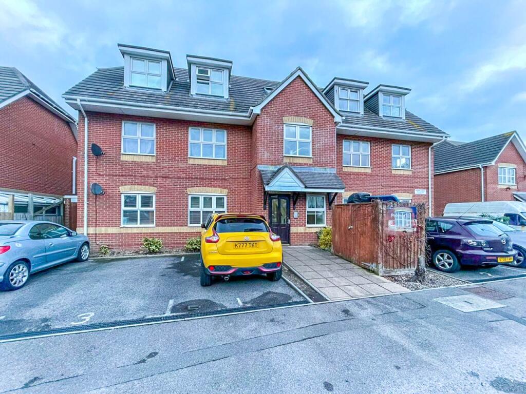 2 bed Apartment for rent in Bournemouth. From Slades Estate Agents - Southbourne
