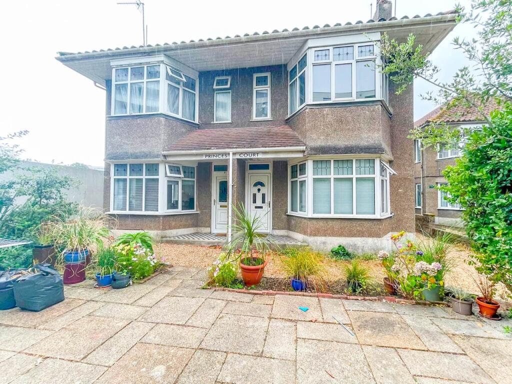 2 bed 1st Floor Flat for rent in Bournemouth. From Slades Estate Agents - Southbourne 2 bed 1st Floor Flat for rent in Bournemouth. From Slades Estate Agents - Southbourne