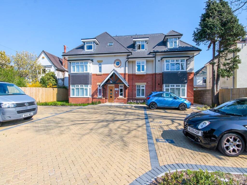 2 bed Apartment for rent in Bournemouth. From Slades Estate Agents - Southbourne 2 bed Apartment for rent in Bournemouth. From Slades Estate Agents - Southbourne